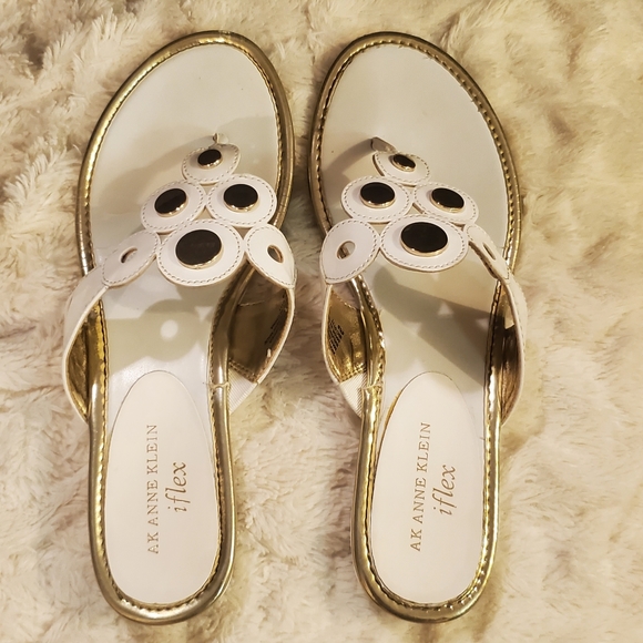 AK Anne Klein Achazie Thong Sandals in White and Gold - Picture 4 of 11